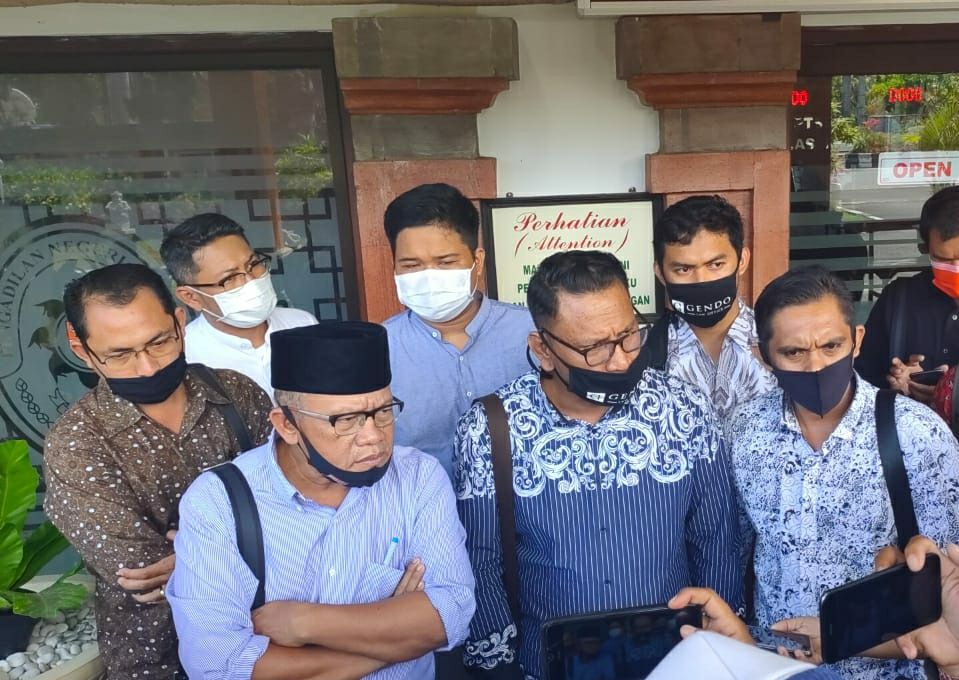 podiumnews.com-Tim Pengacara Jerinx SID Datangi PN Layangkan Nota Keberatan 