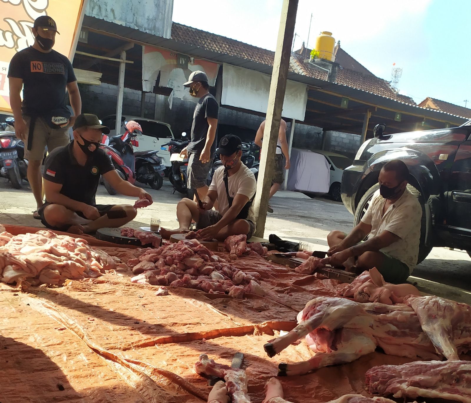 Relawan De Gadjah Berbagi Daging Babi Jelang Hari Raya Galungan