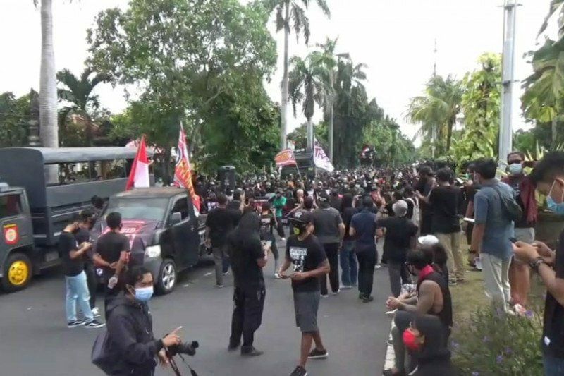 podiumnews.com-Ratusan Pendukung Jerinx SID Gelar Aksi Damai di Depan PN Denpasar