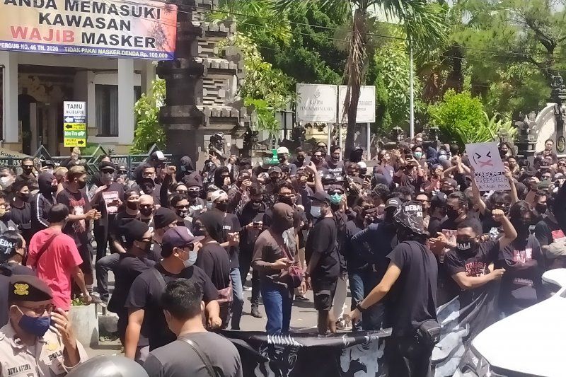 podiumnews.com-Aksi "Bebaskan JRX": Penganggung Jawab di Periksa Polisi