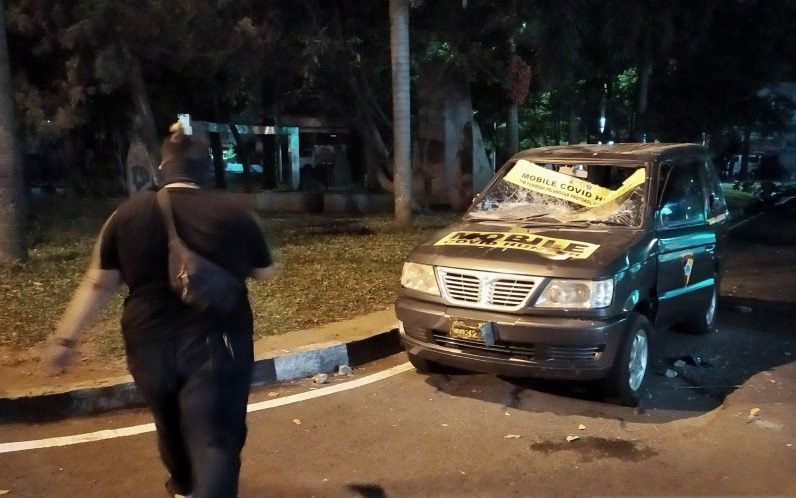 podiumnews.com-Pembubaran Massa di DPRD Jabar Diwarnai Aksi Perusakan Mobil Polisi