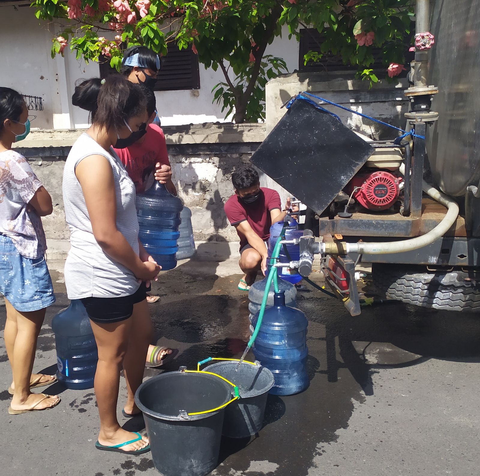 podiumnews.com-Tiga Hari PDAM Mati, Warga Kertalangu-Denpasar Kesulitan Air Bersih 