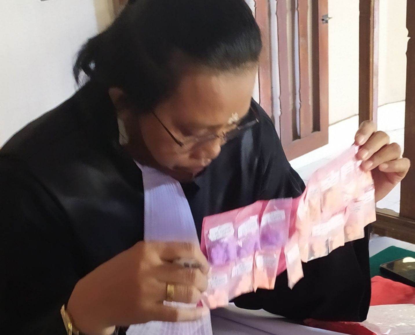 podiumnews.com-Pengadar Sabu dan Pil Koplo Asal Banyuwangi Ini Dituntut 10 Tahun