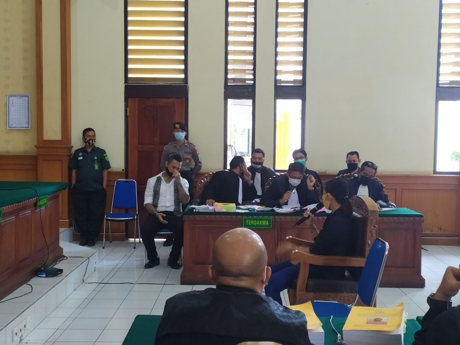 podiumnews.com-Isak Tangis Jerinx Dengarkan Kesaksian Ibu ini Dipersidangan