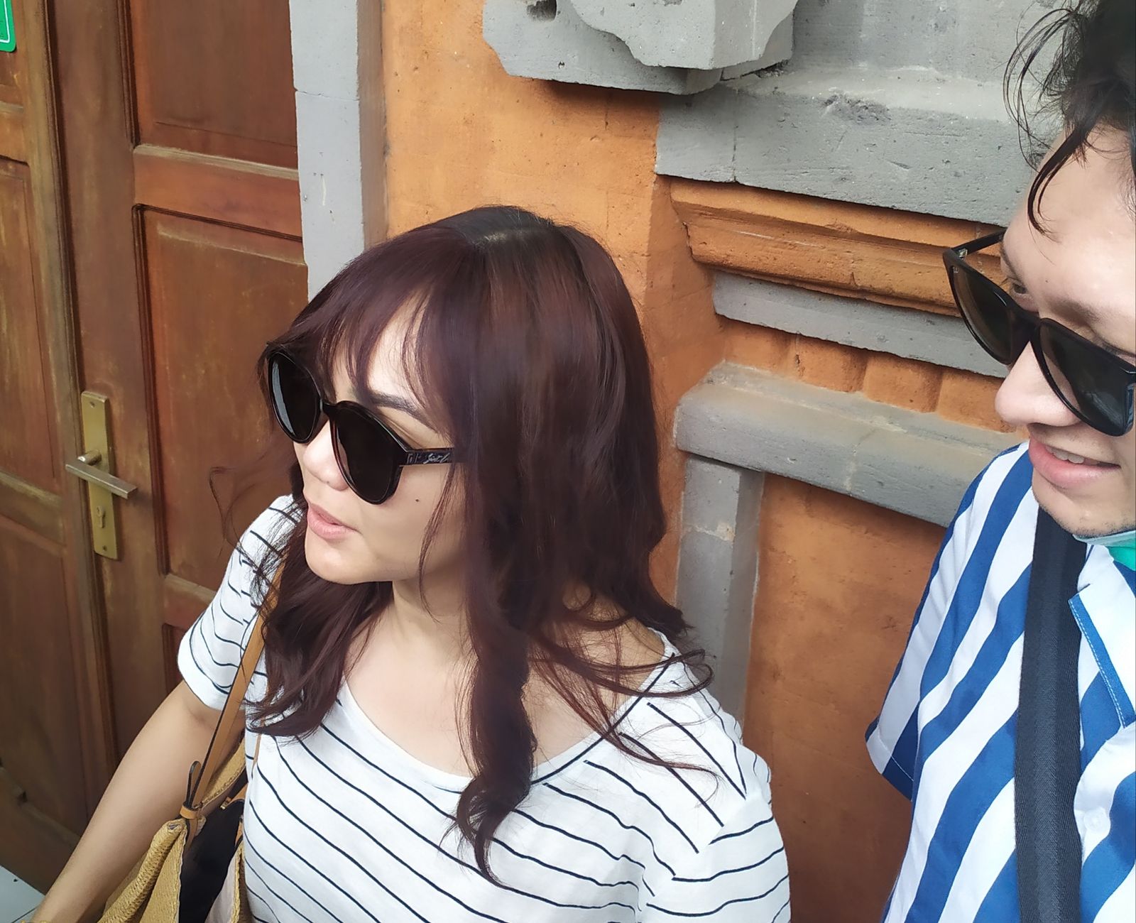 Datangi PN Denpasar, Rina Nose Sebut Jerinx Orang Tengil Tapi Bikin Adem