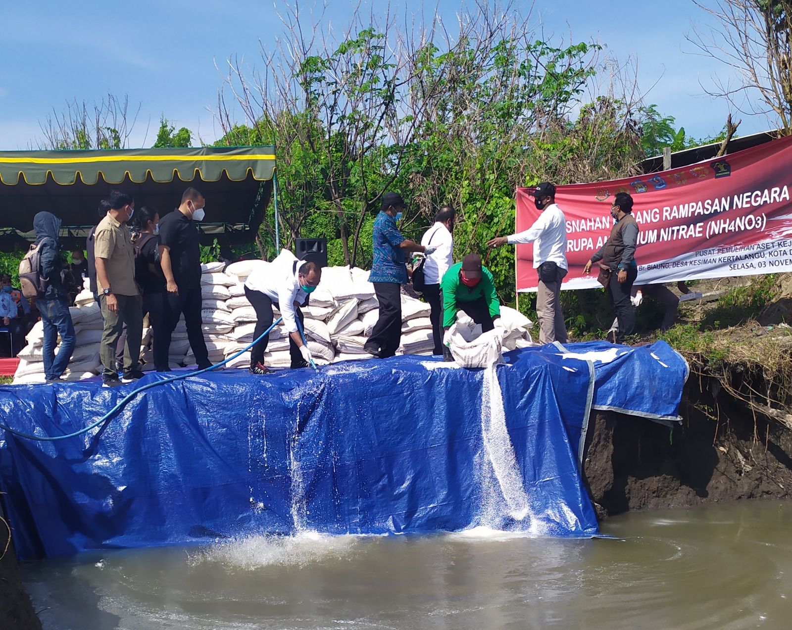 podiumnews.com-Kejati Bali Musnahkan 3.705 Karung Berisi Bahan Peledak