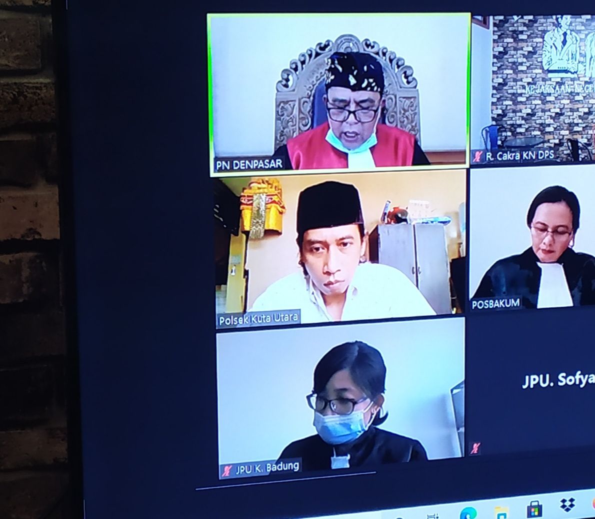 podiumnews.com-Terdakwa Narkoba Ini Merokok Saat Hakim Baca Putusan Sidang