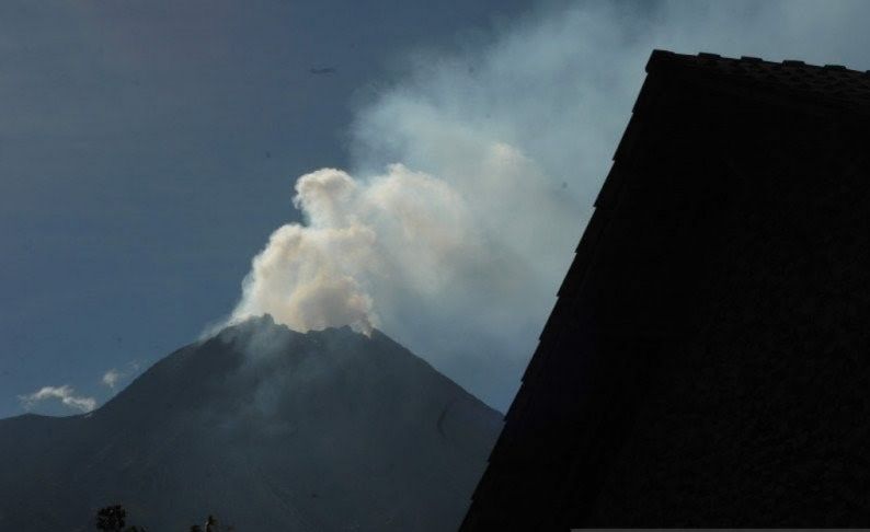 Gunung Merapi Keluarkan Suara Guguran Tiga Kali 