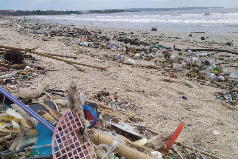 podiumnews.com-Pantai Kuta Dipenuhi Sampah Saat Libur Tahun Baru 2021