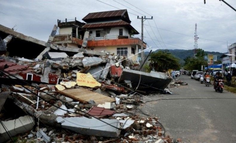 podiumnews.com-Total Korban Jiwa Gempa Sulbar Tercatat 73 Orang dan 27.850 Mengungsi