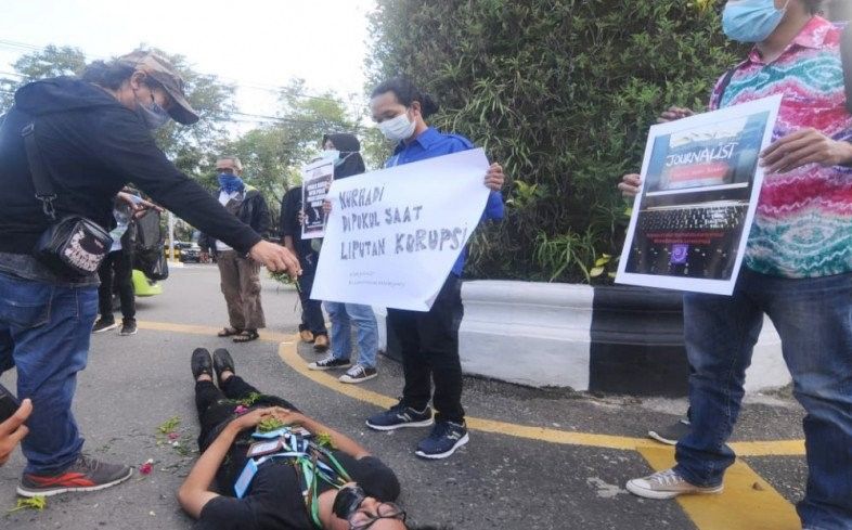 podiumnews.com-Wartawan di Kalsel Aksi Solidaritas Tolak Kekerasan Jurnalis