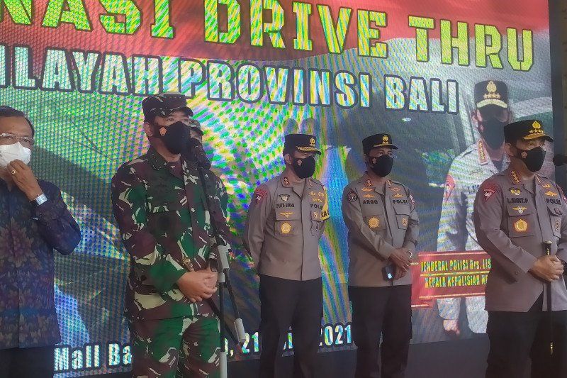 podiumnews.com-Panglima TNI dan Kapolri Tinjau Vaksinasi Secara "Drive Thru" di Bali