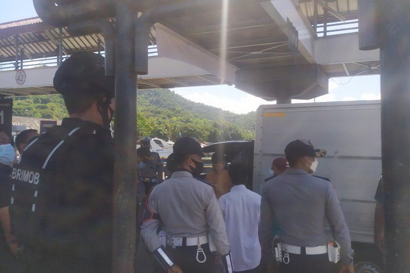 podiumnews.com-Satgas Temukan Modus Pemudik Nyelinap dalam Truk Logistik di Padangbai