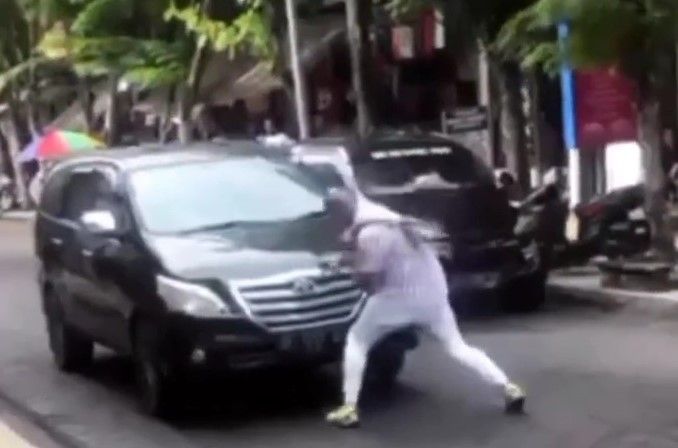 podiumnews.com-Viral Bule Petarung MMA Ngamuk di Jalanan Kawasan Kuta