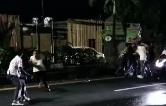 podiumnews.com-Viral Tawuran Antarkelompok Pemuda di Sunset Road Kuta 