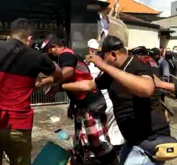 podiumnews.com-PGN Bali - Mahasiswa Papua Bentrok Dipicu Halangi Demo