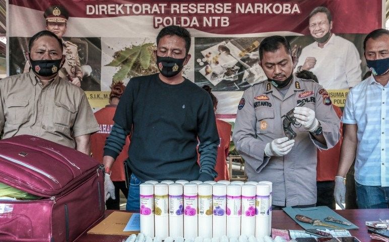 podiumnews.com-Penyelundup Dua Kilogram Sabu Dari Medan Mengidap Gangguan Penglihatan