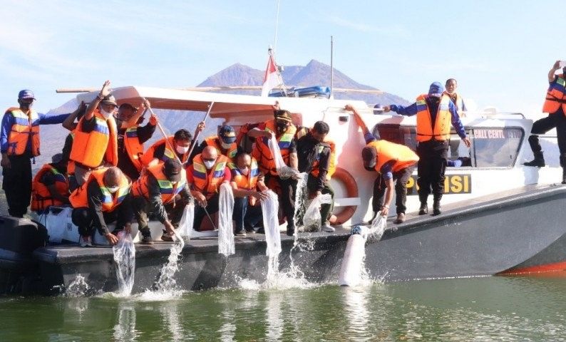 podiumnews.com-Bupati Bangli Tebar 150 Ribu Benih Ikan Nila di Danau Batur