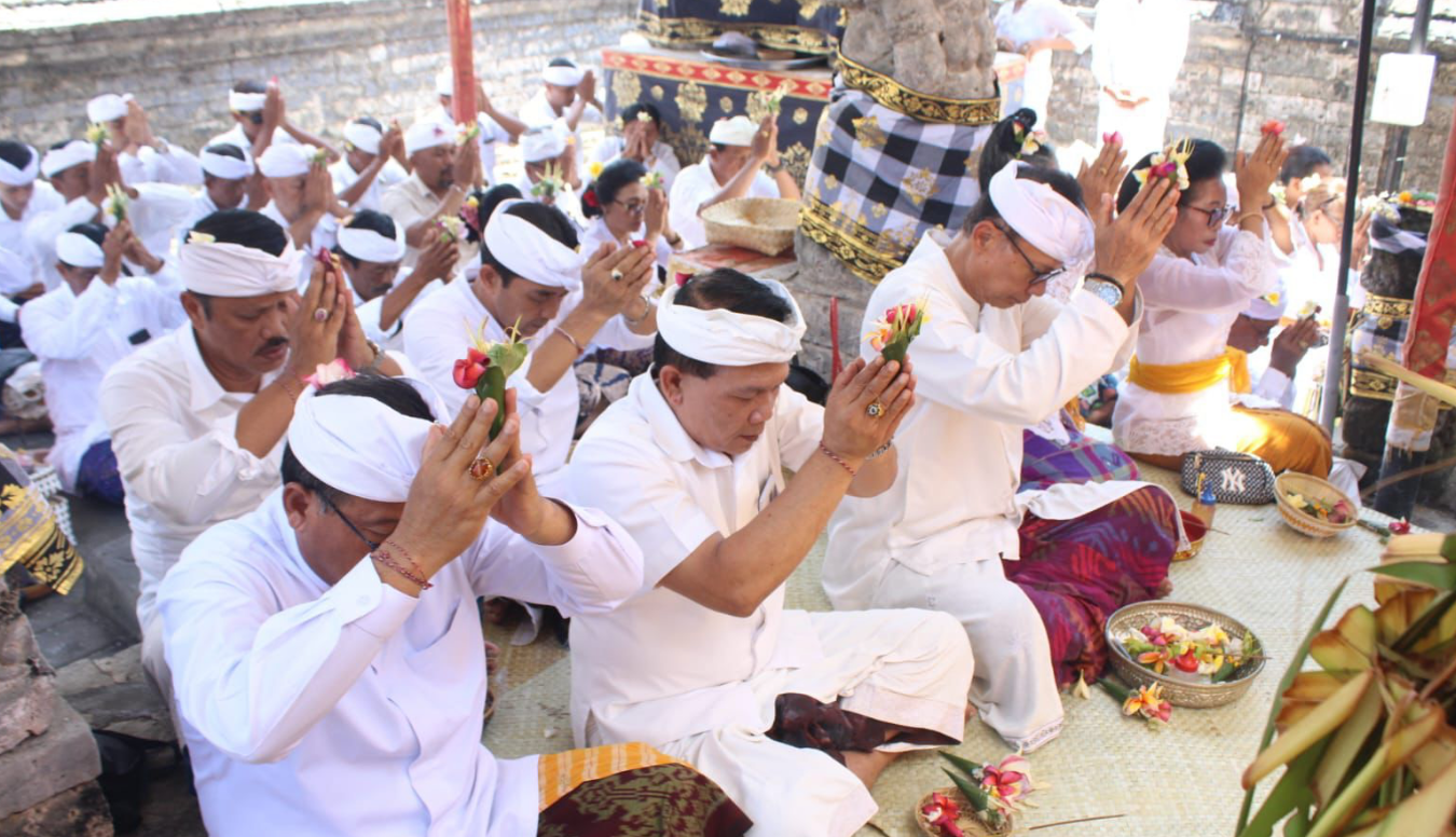 Pjs. Walikota Dewa Mahendra Ngaturang Bhakti Pujawali di Pura Dalem Sakenan, Ida Bhatara Nyejer Hingga 8 Oktober