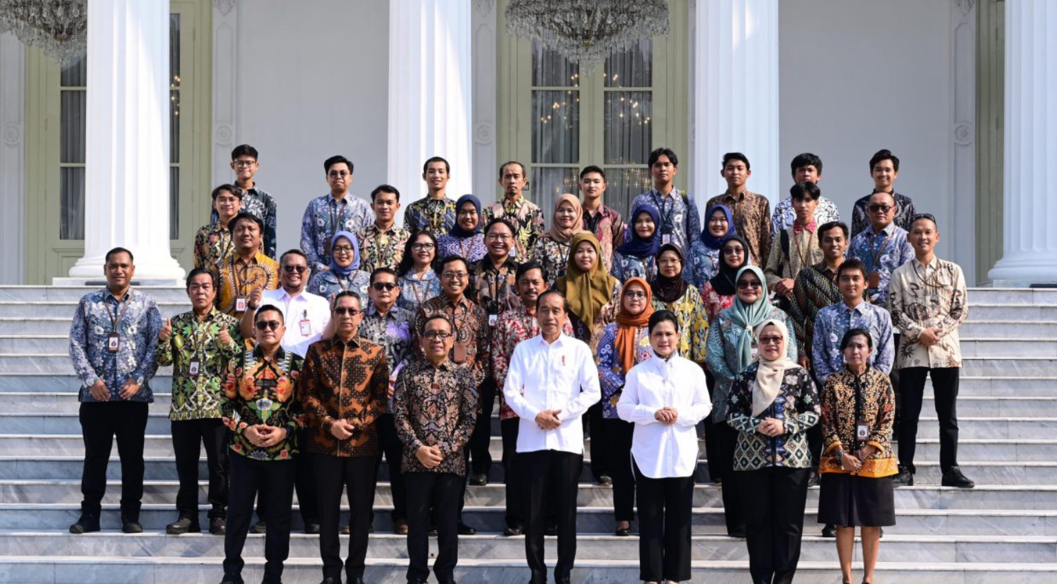 Jelang Purnatugas, Presiden Jokowi dan Ibu Iriana Pamitan dengan Keluarga Besar Istana