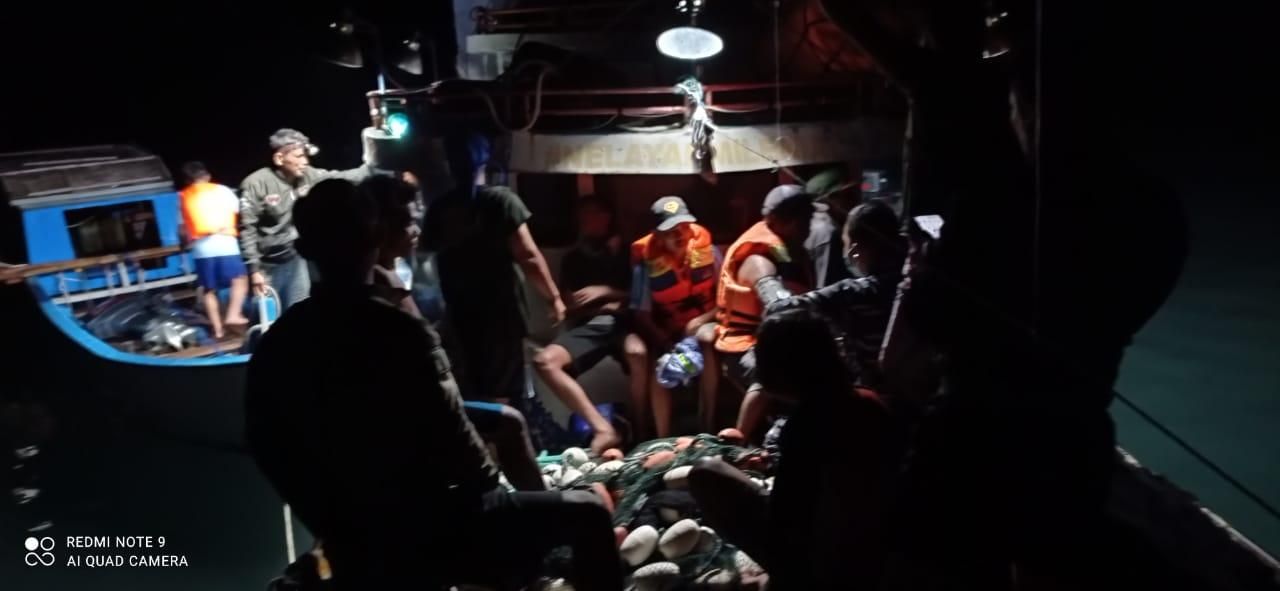 podiumnews.com-TNI AL Bantu Evakuasi KM Dampelan Indah yang Terbalik Dihantam Ombak