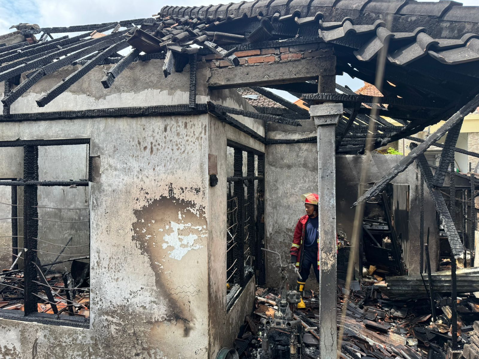 podiumnews.com-Rumah di Padangsambian Ludes Terbakar