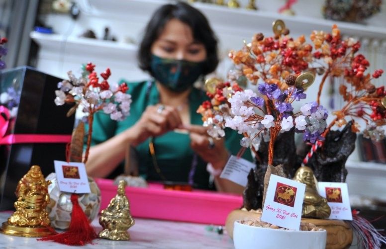 podiumnews.com-Penjualan Kerajinan Pohon Kristal di Denpasar Naik Jelang Imlek