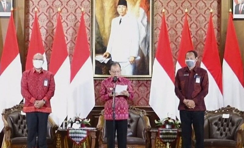 podiumnews.com-Gubernur Bali Resmikan Setiap Selasa Gunakan Kain Tenun Endek