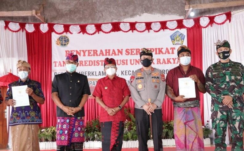 podiumnews.com-Gubernur Koster Serahkan 720 Sertifikat Tanah Warga Sumberklampok