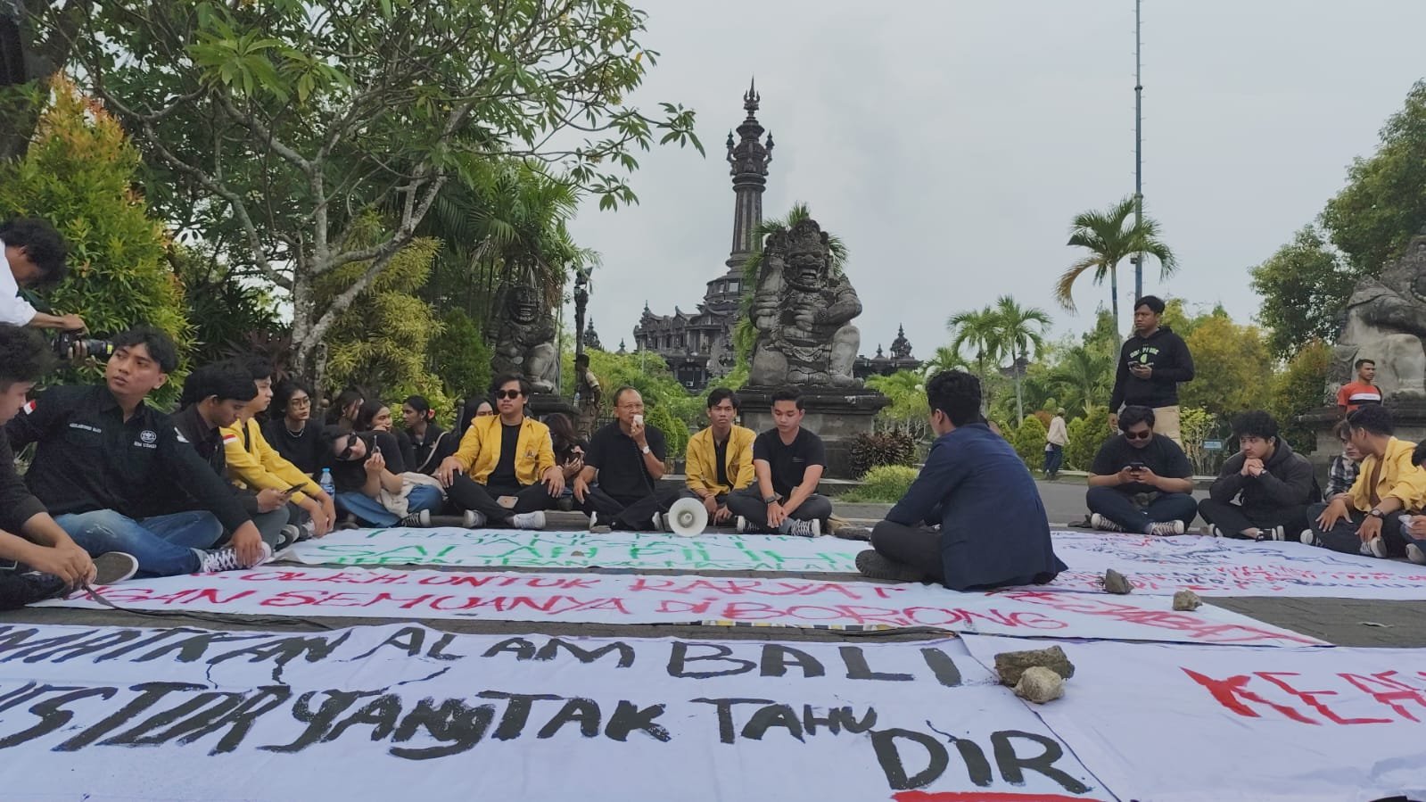 podiumnews.com-Wayan Koster Terima Tantangan Diskusi Terbuka Aliansi BEM se-Bali Dewata Dwipa di Bajra Sandhi