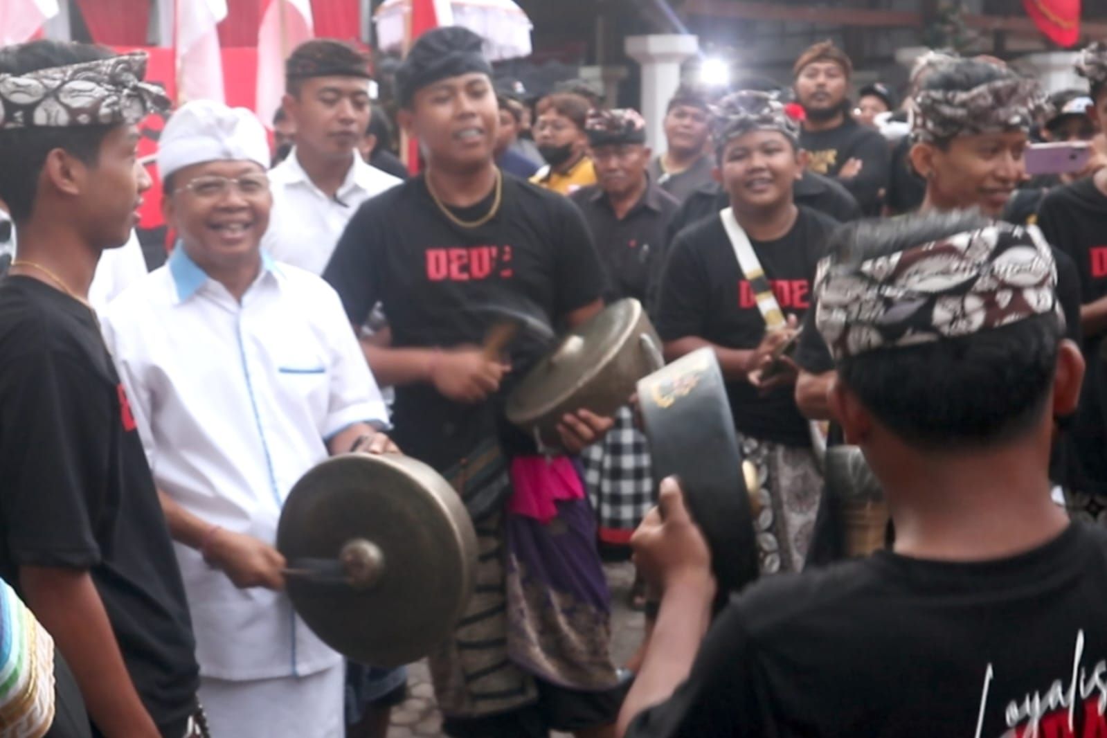 podiumnews.com-STT Milenial dan Gen Z di Kecamatan Banjar Buleleng Antusias Megambel Bareng Wayan Koster, Serukan Koster-Giri Menang Pilgub Bali