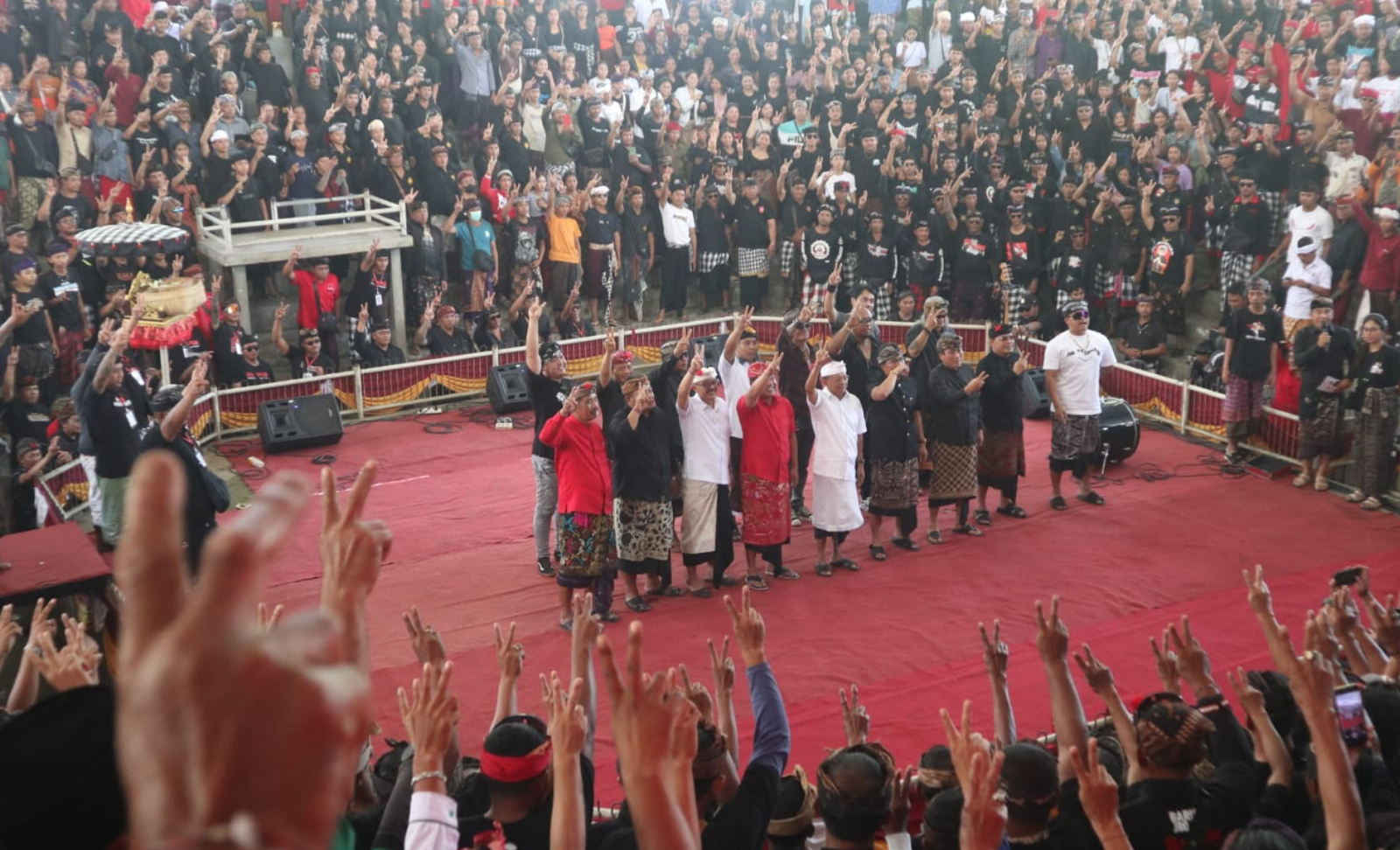 podiumnews.com-Massa Bangli Membludak Sambut Koster-Giri, Tembus 5 Ribu Orang di Dua Lokasi