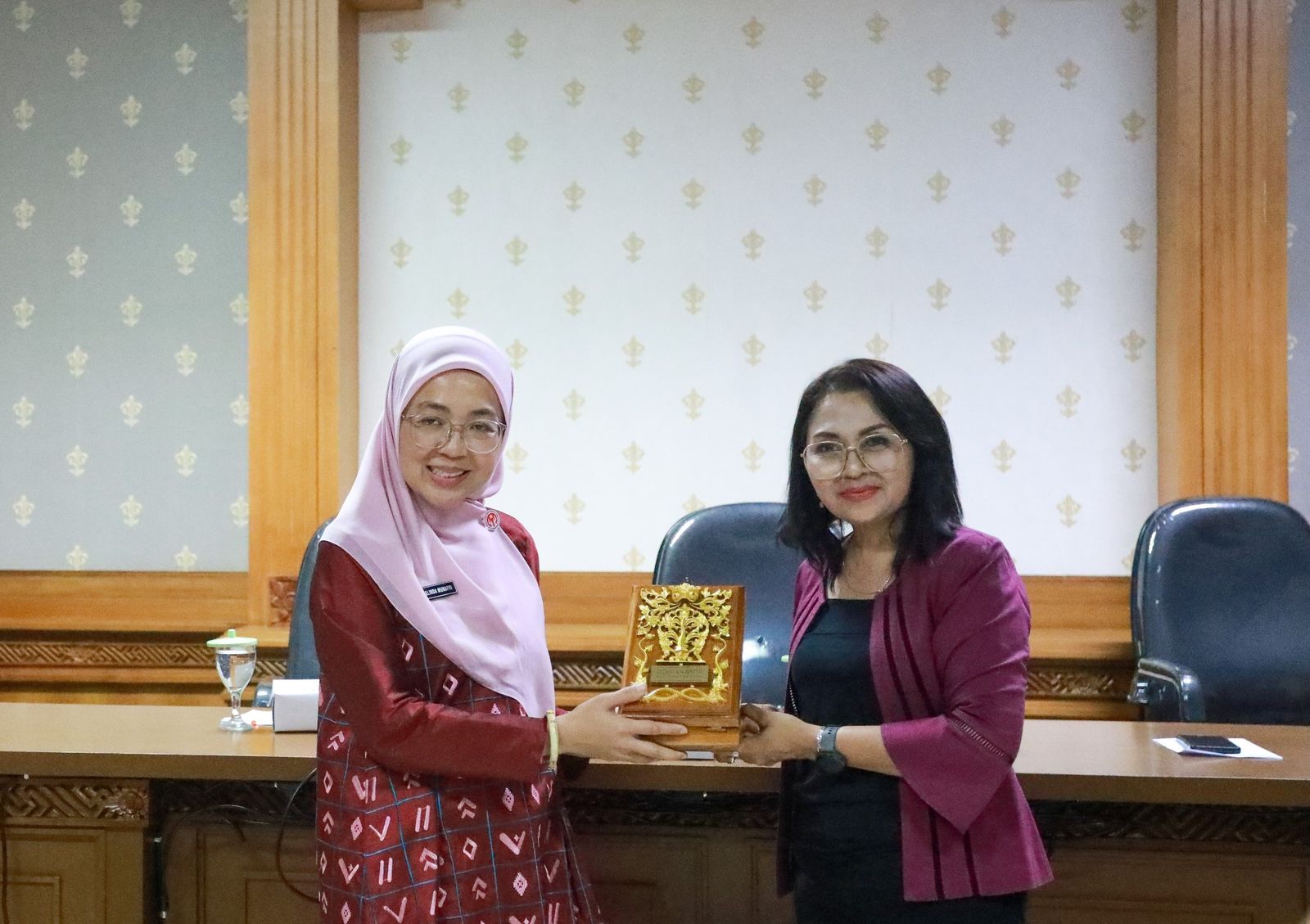 Ketua Dekranasda Badung Rasniati Adi Arnawa menerima kunjungan Ketua Dekranasda Makassar Melinda Aksa Munafri di Balai Budaya Giri Nata Mandala, Jumat (5/12/2025). (foto/adi)