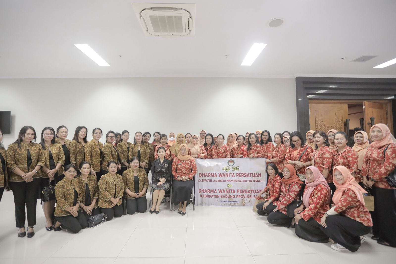 podiumnews.com-Tingkatkan Silaturahmi dan Sharing Program, DWP Badung Terima Kunjungan DWP Lamandau Kalteng