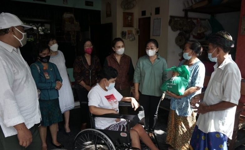 podiumnews.com-K3S Denpasar-Yayasan Bina Ilmu Korea Selatan Serahkan Bantuan Kursi Roda