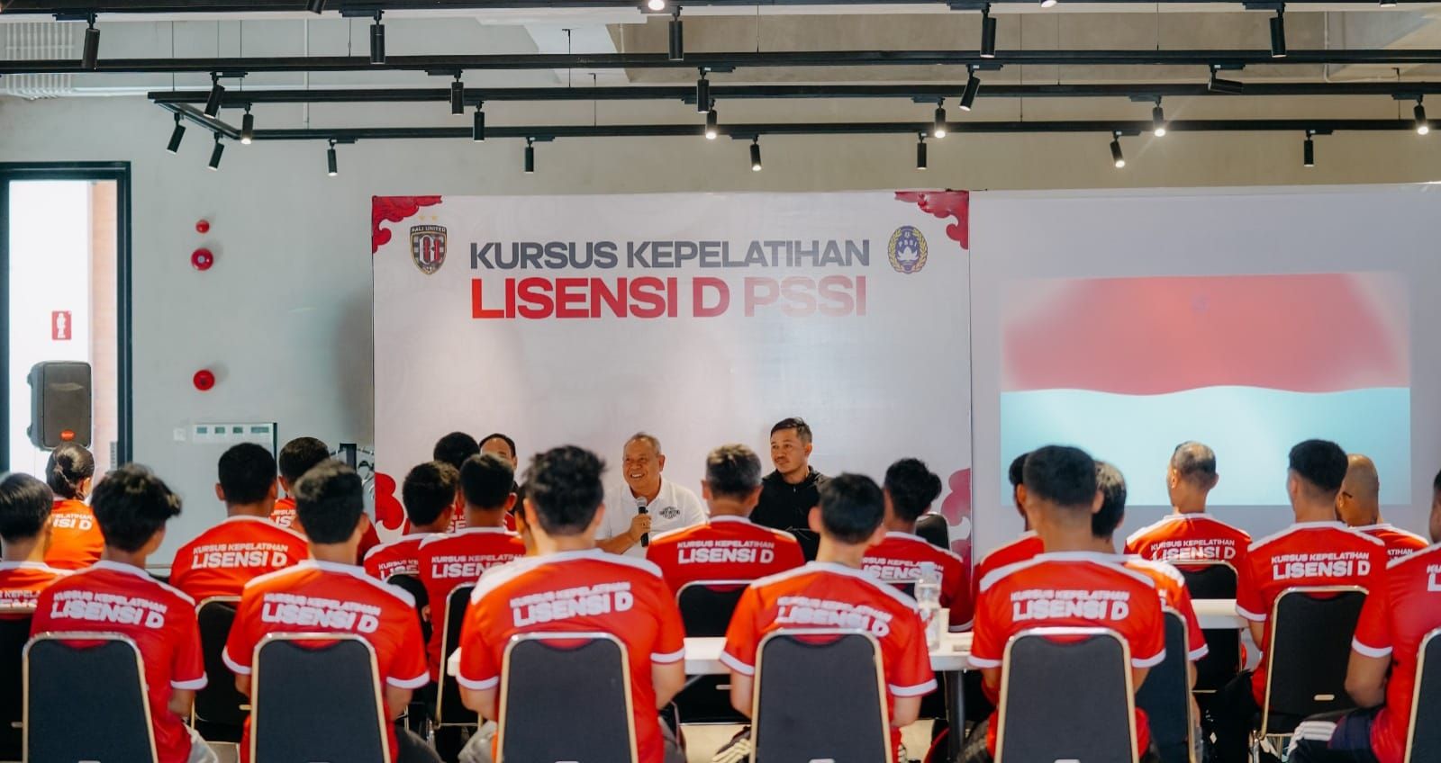 podiumnews.com-Dua Wanita Hingga Drummer Band Lolot Ikut Kursus Pelatih di Bali United