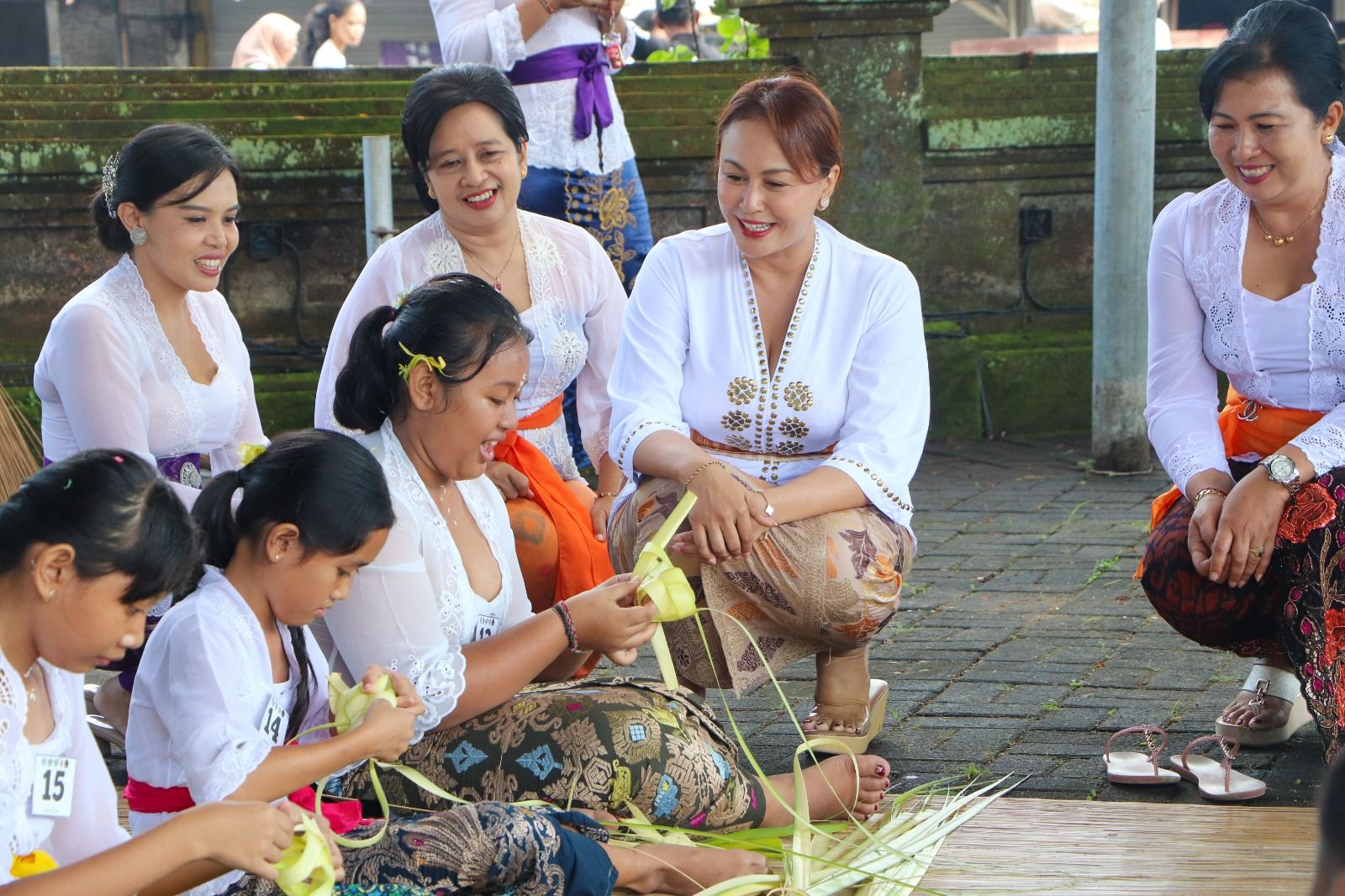 podiumnews.com-Sekaa Teruni Desa Adat Kapal Ramaikan Lomba Cane Hias