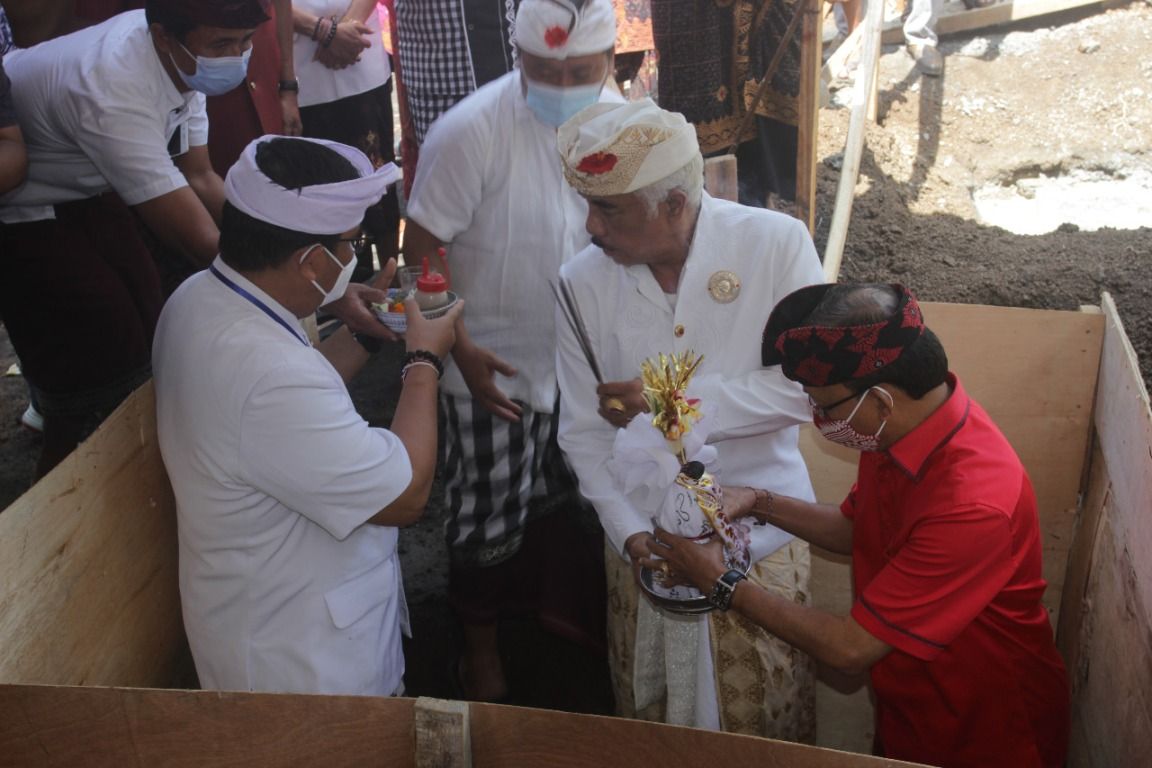 Wabup Sanjaya Dampingi Gubernur Peletakan Batu Pertama Pembangunan Gedung MDA Tabanan 