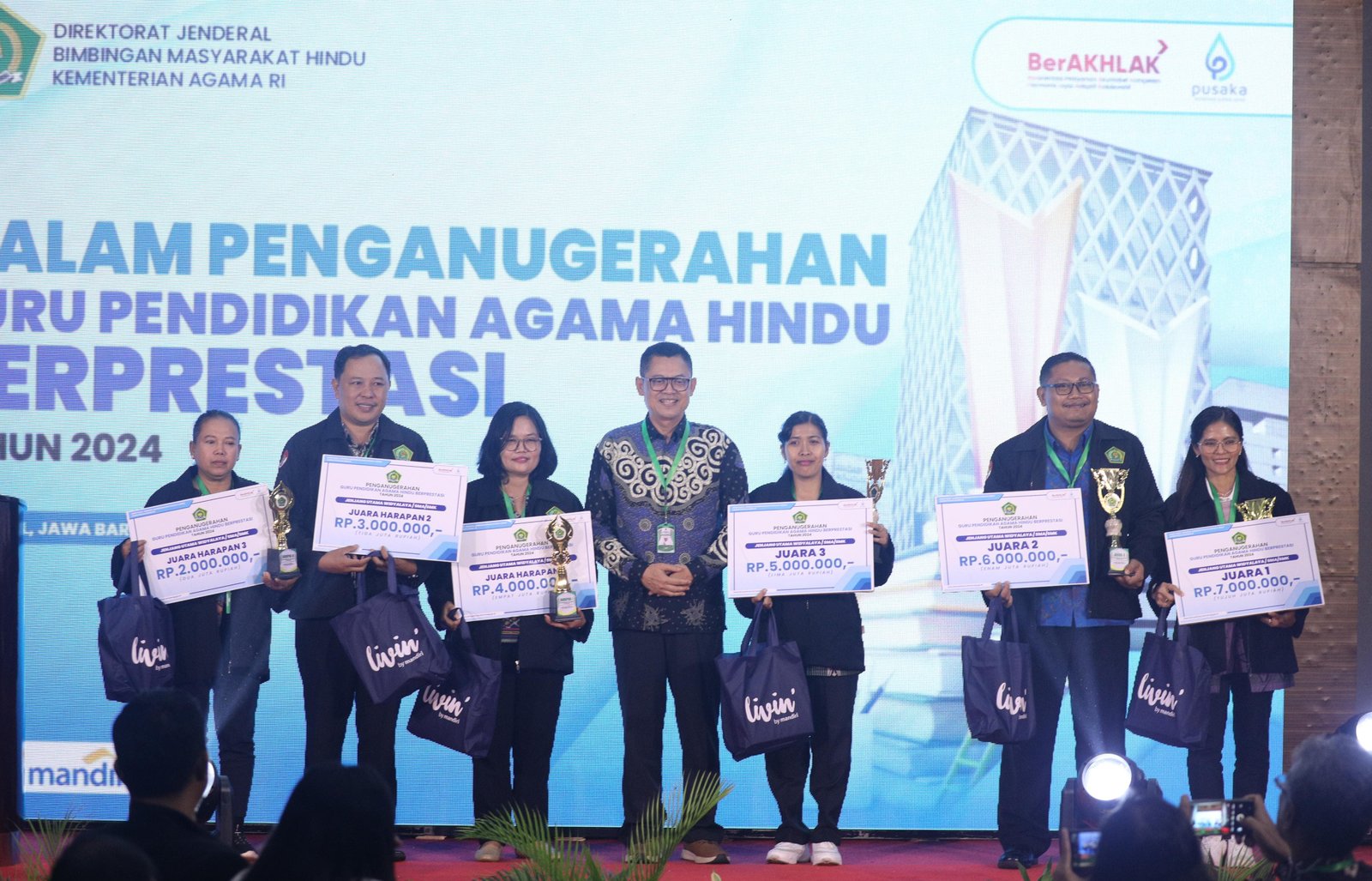 Ditjen Bimas Hindu Anugerahi Guru Pendidikan Agama Hindu Berprestasi Nasional 2024