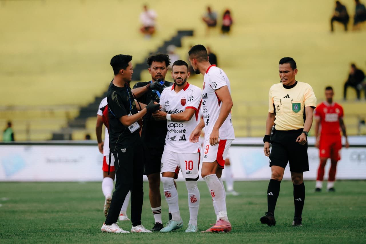 podiumnews.com-Gelandang Bali United Ditarik Mendadak Saat Laga di Padang, Begini Kondisinya