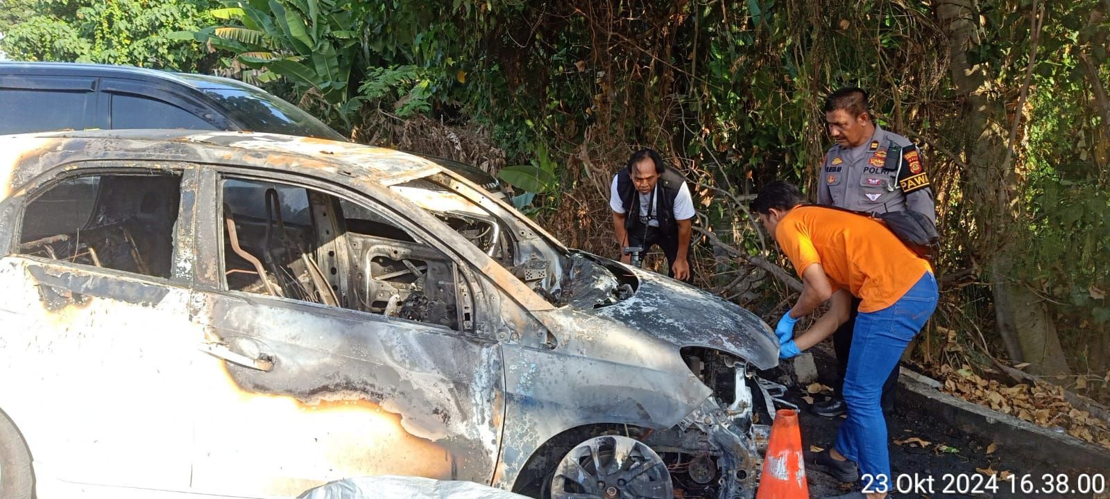 podiumnews.com-Heboh! Mobil Terbakar di Area Parkir Plaza Renon