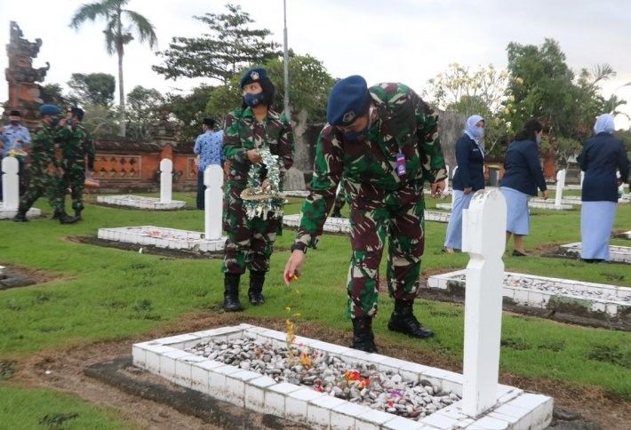 podiumnews.com-Lanud I Gusti Ngurah Rai Ziarah ke TMP Pancaka Tirta