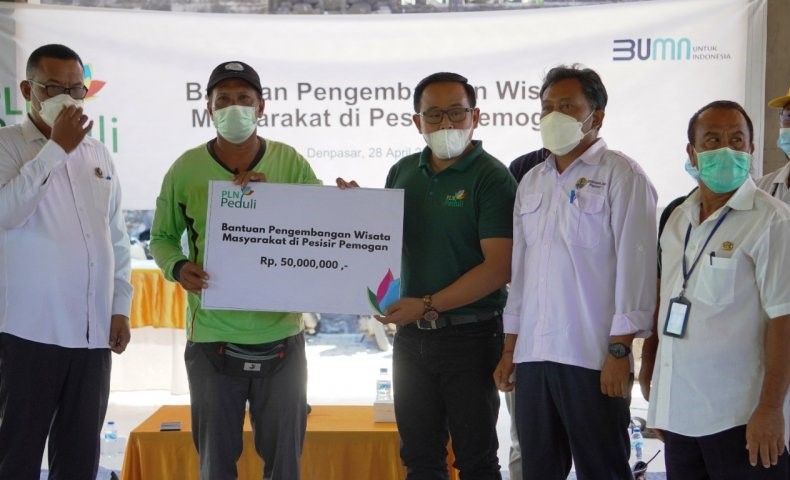podiumnews.com-PLN Bali Serahkan Bantuan Dana TJSL untuk Konservasi Hutan Mangrove