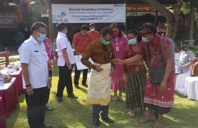 podiumnews.com-PLN Bantu Peralatan Pengrajin Tenun di Gianyar Guna Tingkatkan Produksi