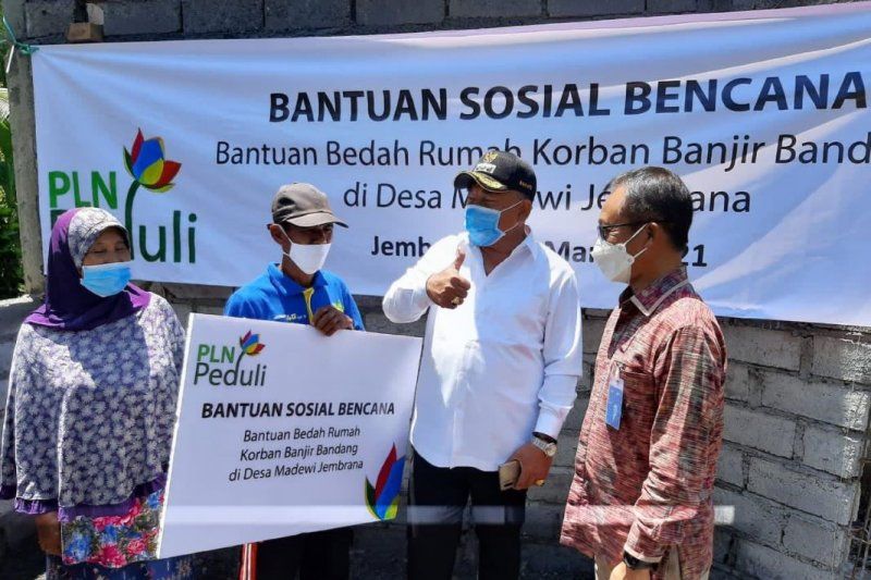 podiumnews.com-PLN Bali Serahkan Bantuan Bedah Rumah di Jembrana