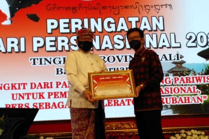 podiumnews.com-Puncak HPN 2021, PWI Bali Berikan Penghargaan Kepada Gubernur Bali