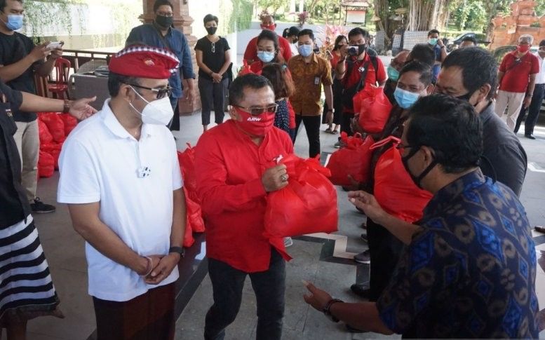 podiumnews.com-Anggota DPR Serahkan Paket Sembako ke Petugas COVID-19 Denpasar