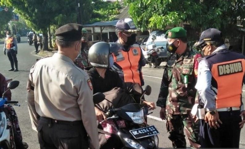 podiumnews.com-Tim Yustisi Denpasar Beri Pembinaan Pelanggar Prokes