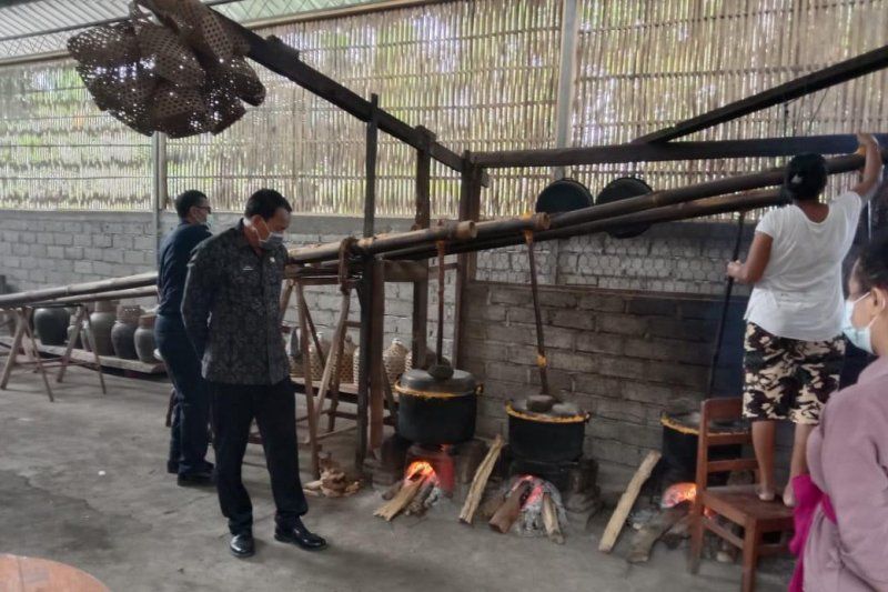 podiumnews.com-Pemprov Bali Berikan Pembinaan Petani Arak di Buleleng 