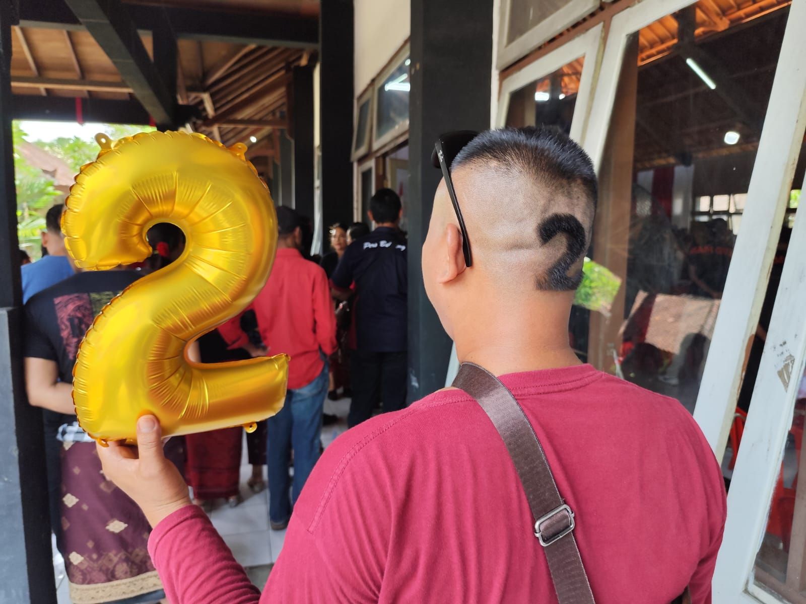 podiumnews.com-Luar Biasa, Fanatisme Koster-Giri di Buleleng, Warga Rela Ukir Angka 2 di Kepala